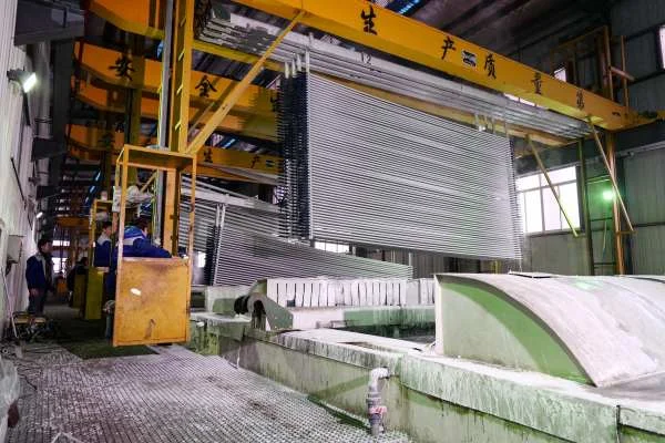 Taller de ánodos en la fábrica de postes de aluminio de Xingyong.