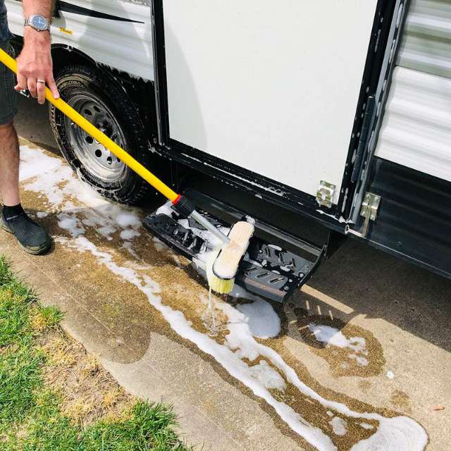 Cepillo de lavado para vehículos recreativos con poste extensible