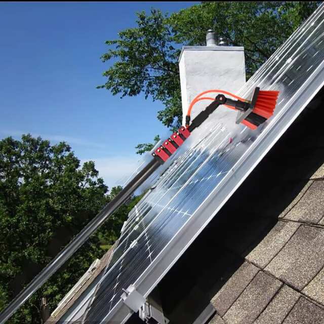 Perche de 6 mètres alimentée en eau pour le nettoyage des panneaux solaires