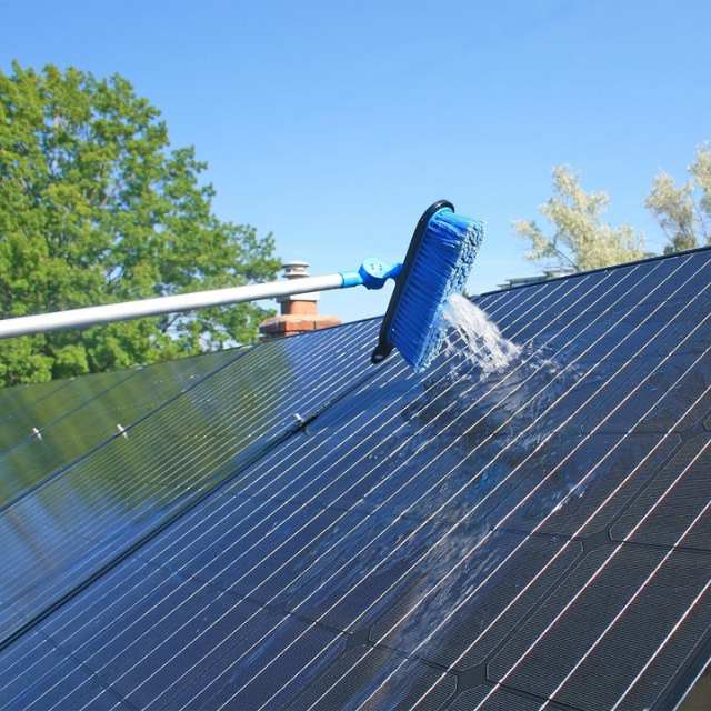 Perche d'alimentation en eau pour le nettoyage des panneaux solaires