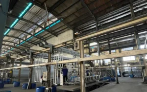 Consistencia del color en la línea de anodizado inteligente en la fábrica de postes de aluminio Xingyong