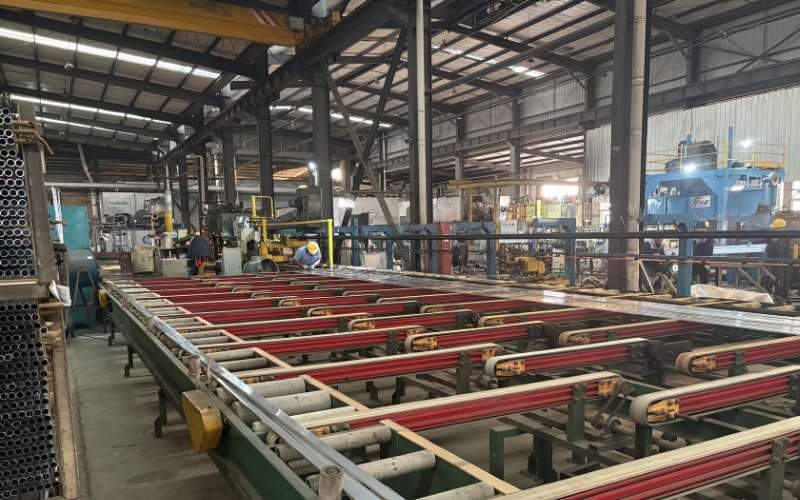 Automated 2000T aluminum extrusion press with real-time IoT monitoring system at Xingyong factory.