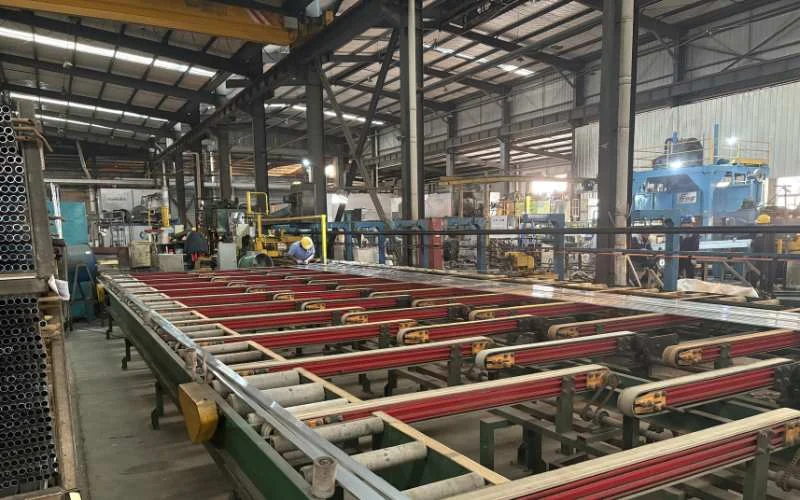 Produção de perfis de alumínio de 2000 toneladas na prensa de extrusão Xingyong, na fábrica de postes de alumínio Xingyong.