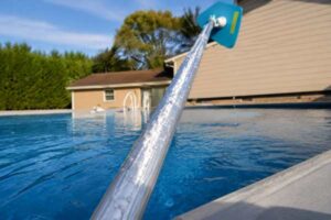Corrosion superficielle d'un poteau de piscine en aluminium