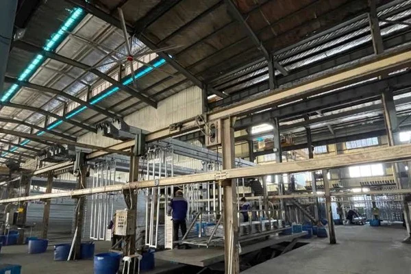 Línea de producción automática de anodizado de postes de piscina para el procesamiento de tubos de postes telescópicos de aluminio en la fábrica de Jiangsu.
