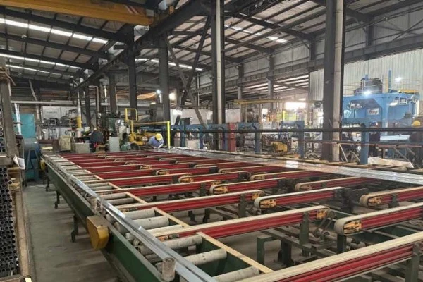 2000-ton aluminum extrusion press in production