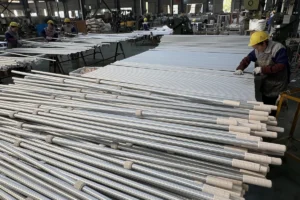 Die Produktionslinie des Werks Xingyong montiert silberne Aluminium-Teleskop-Poolstangen für The Home Depot.