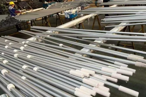 Pértiga telescópica multisección de aluminio ligero para herramientas de limpieza de alto alcance.