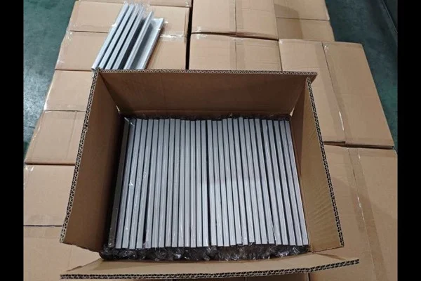 Poteaux télescopiques en aluminium, emballage OEM, cartons prêts à l'expédition en vrac