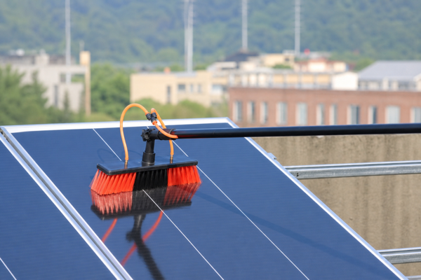 Perche télescopique en aluminium avec brosse douce pour le nettoyage des panneaux solaires