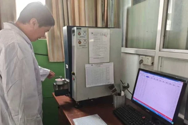 Espectrómetro de emisión óptica Xingyong Oxford para analizar la composición de lingotes de aluminio en el laboratorio de control de calidad.