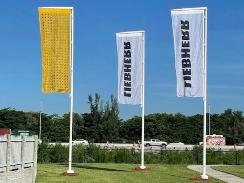 Large banner on poles holding shape in wind