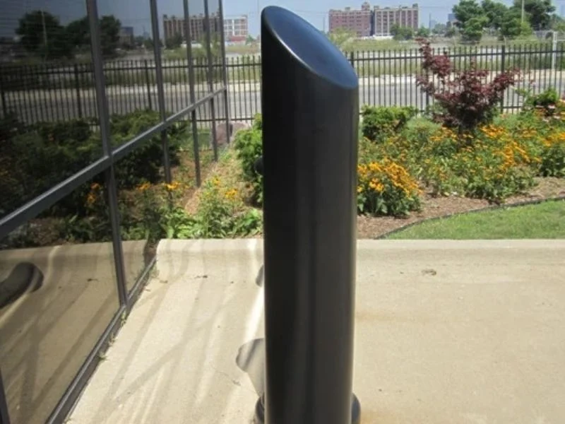 Large diameter extruded bollard body