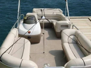 Adjustable aluminum support pole pitching a boat cover