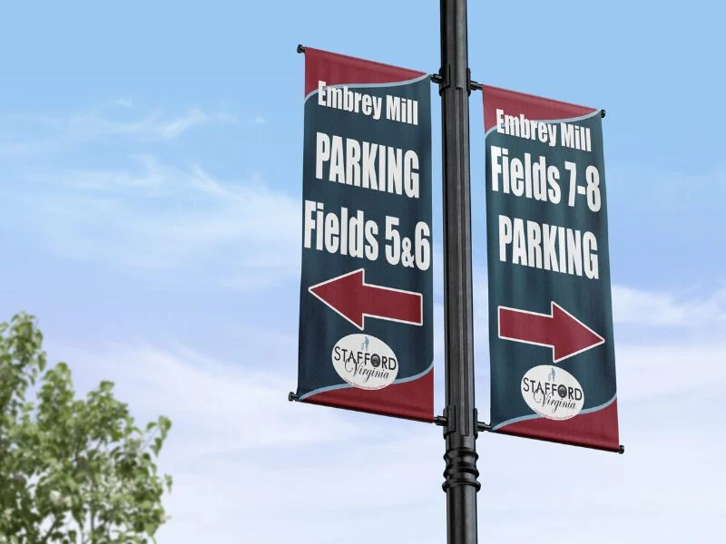 Pole banner flexing under strong wind on brackets