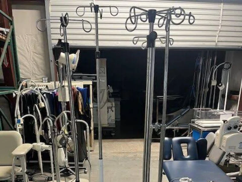Machined four-hook crown and lock on a medical IV pole