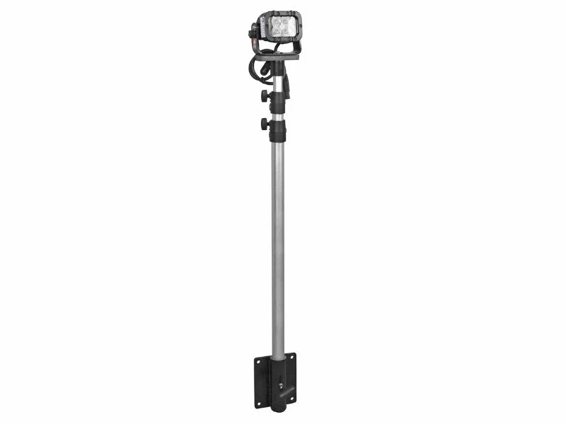 O kit de poste de iluminação portátil é transportado e instalado por um único trabalhador.