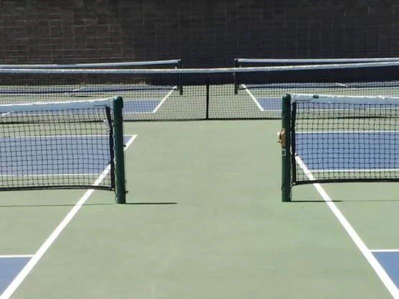 Net ratchet tension on a plumb aluminum post