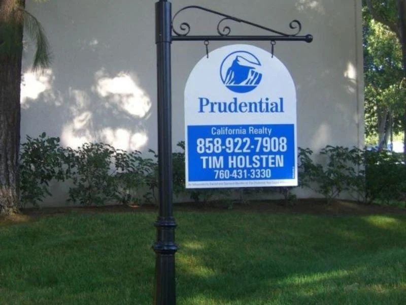 Poste de imobiliária com placa giratória