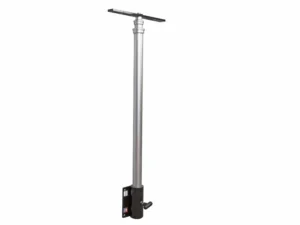 Teleskop-Lichtmast aus Aluminium mit auf einer Baustelle aufgestelltem Lichtkopf