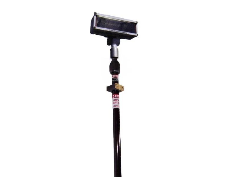 Poste de iluminação telescópico montado em suporte para carroceria de caminhão